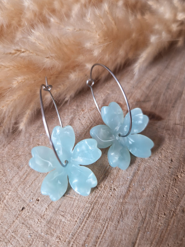 Boucles d'oreilles créoles fleurs "Marie" - Argenté et bleu pastel