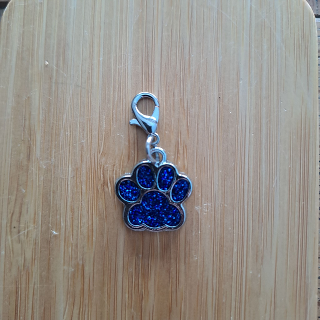 Charms patte de chien bleu
