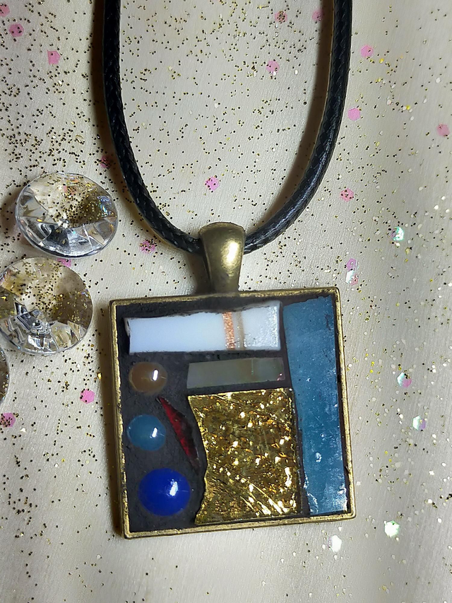 Pendentif mosaïque de verres. 
