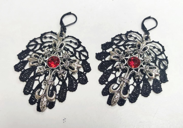 Boucles d'oreilles croix et dentelle 