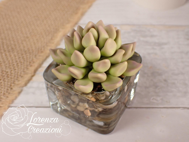 Pianta grassa verde chiaro e punte sul viola,  succulenta, artigianale modellata a mano in argilla polimerica (fimo). Made in Italy.
