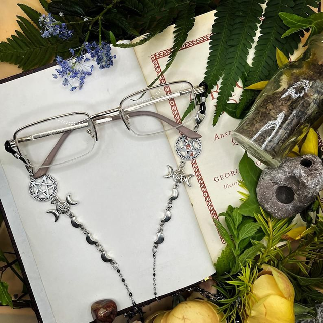 Triple moon glasses chain