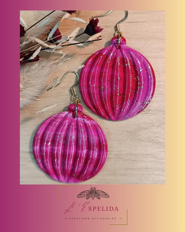 Boules de Noël roses, rouges et touches dorées 