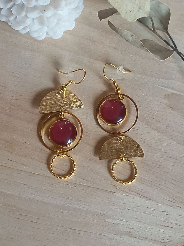 Boucles d&#039;oreilles asymétriques - cabochon rose fuchsia/ demi disque et cecle doré / cercle texturé / doré 