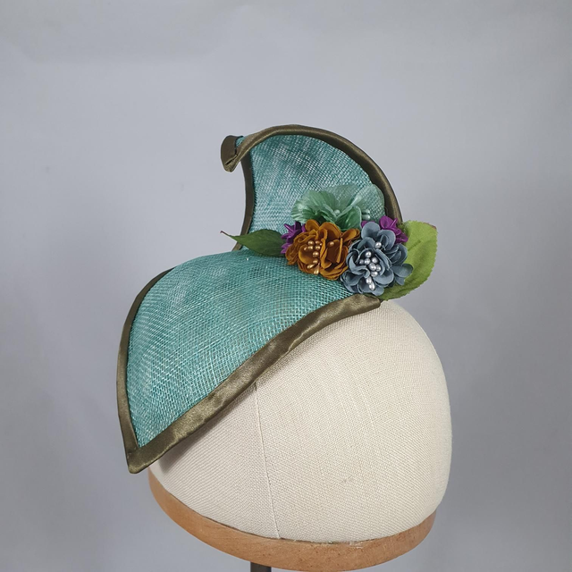 Fascinator en sinnamay lagoon