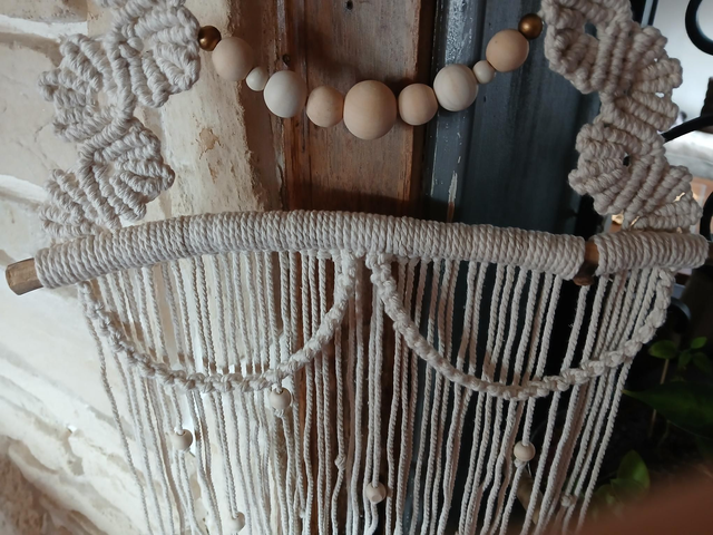 Sapin mural en macramé et perles bois – 70 cm sur bois flotté 35 cm