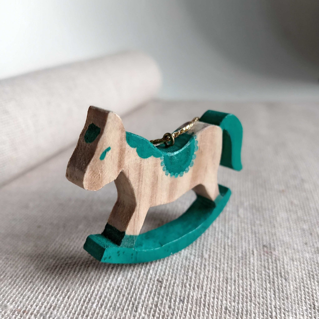 Cheval à bascule vert