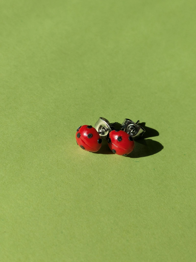 Boucles d'oreilles puces coccinelles