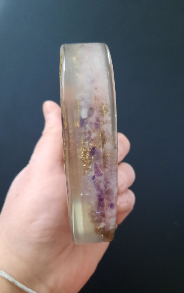 Plateau Recharge Coeur Orgonite 10 cm Améthyste / Quartz rose / Sélénite