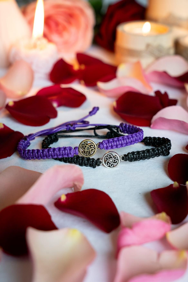 Duo de bracelets en micro-macramé violet et noir