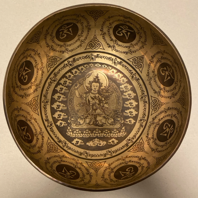 Grosse handgearbeitete Klangschale aus dem Tibet Motiv: Tara 20.5cm Ton A