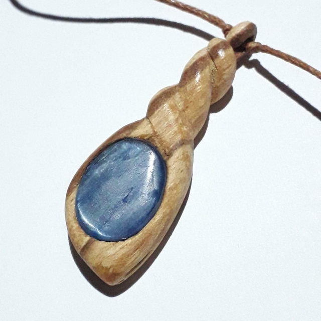 Blue Kyanite Necklade With Hand Carved Palo Santo Wood 