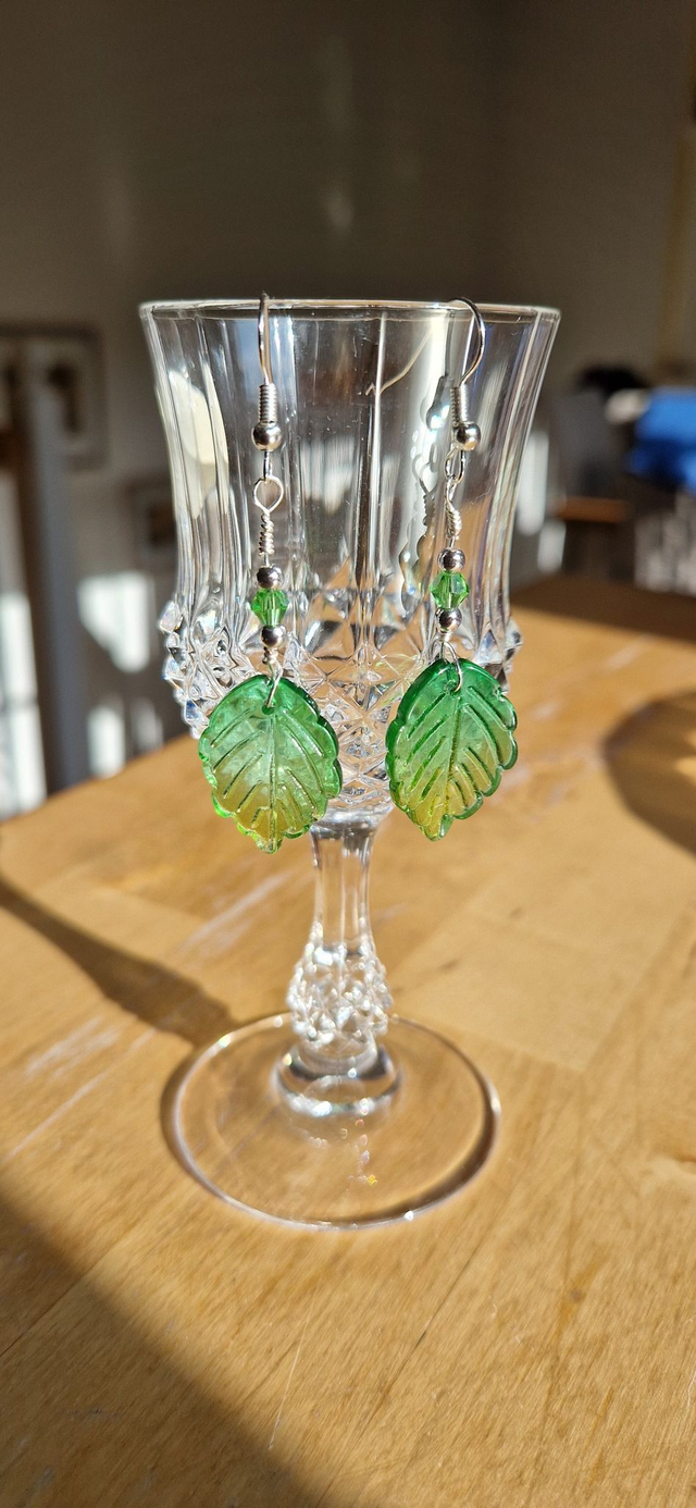 Blattohrringe in Grün      Ohrschmuck