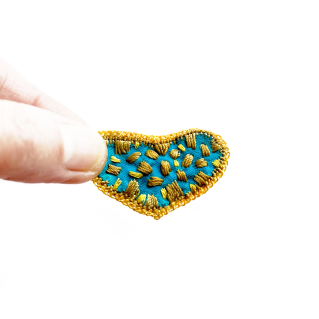 Broches peintes et brodées main (à choisir dans la liste)