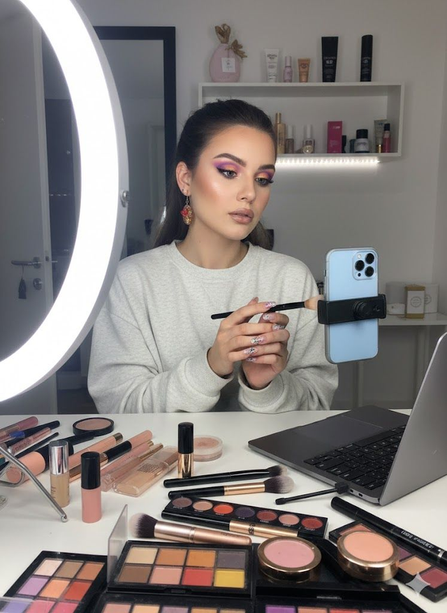 Boucles d’oreilles Cœur en Résine – Incrustations Bois, Or Pailleté et Rouge