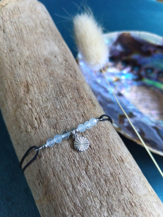 Bracelet cordon Nora en Aigue Marine - Equilibre et sérénité