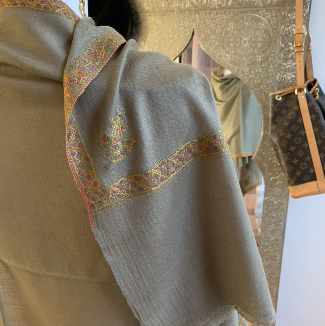 Châle en cachemire brodé taupe 