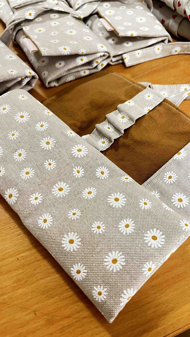 Rollendes StifteMäppchen, Stifte-Organizer, Malen und Schreiben - white flower