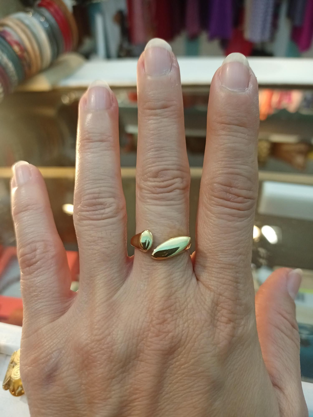 Anillo abierto forma de hoja lisa