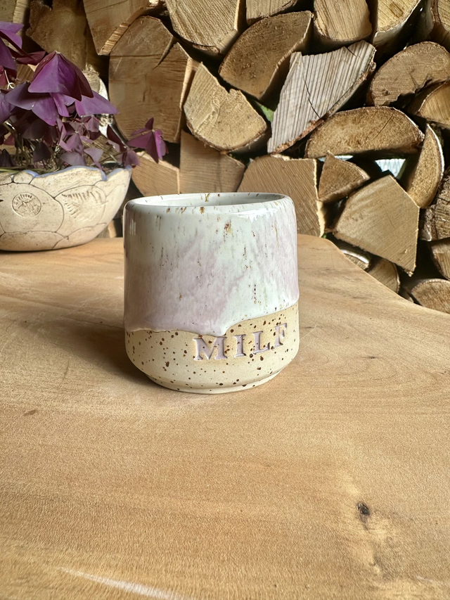 Handgemachter Keramikbecher „MILF“ - weiß/lila