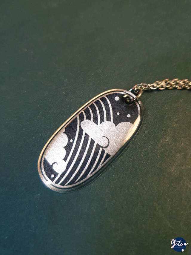 Collier d&#039;arc-en-ciel et nuages avec dôme en résine