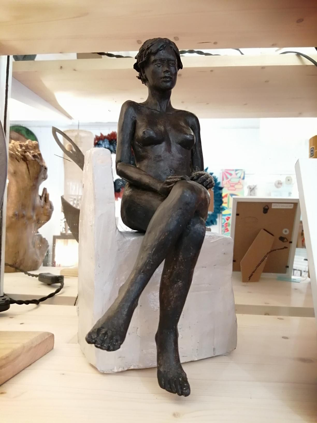 Sculpture femme assise sur siège