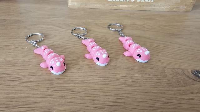 Porte-clé Baleine articulée – Rose avec pois blancs – Cadeau original imprimé en 3D