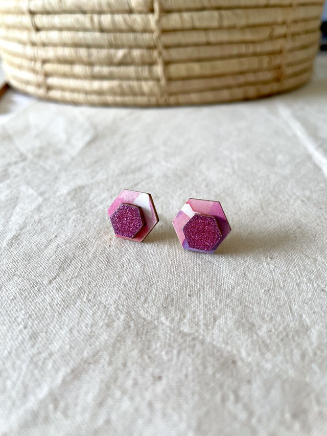Puces d’oreilles Hexagones taille S - Couleurs variées (tons rose et rouge)