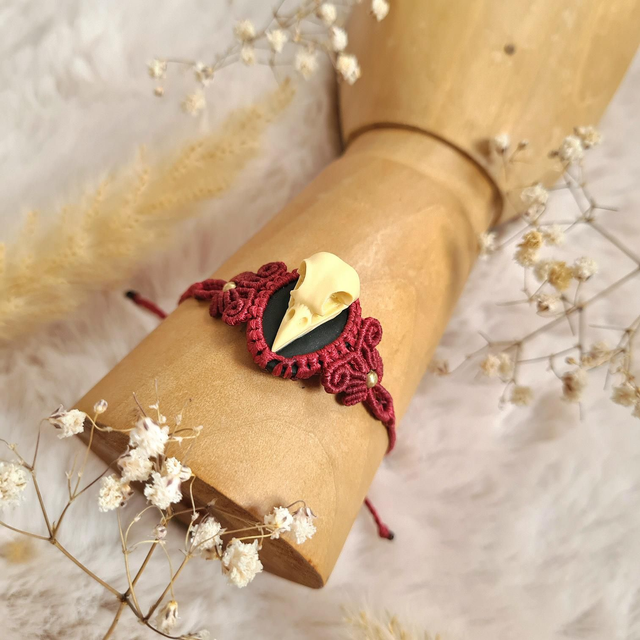 Bracelet en micro macramé avec crâne en résine