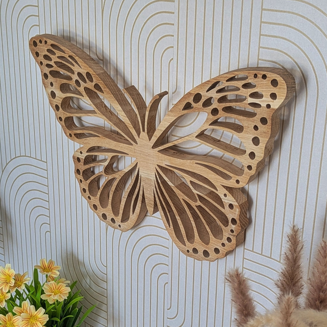 Papillon monarque en chêne