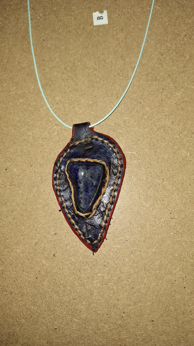 🧿 Pendentif “Cœur de Sodalite” – Talisman en cuir brut et pierre bleue