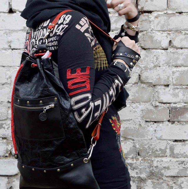 Glossy black crossbody bag "FIT" 