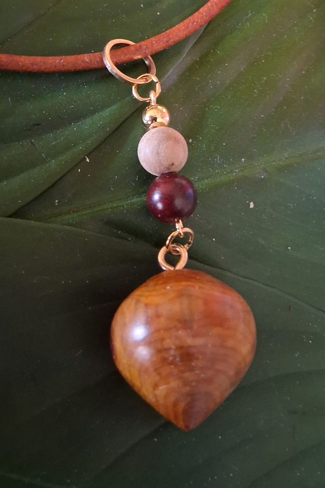 Pendentif en bois de Génévrier et perles en bois
