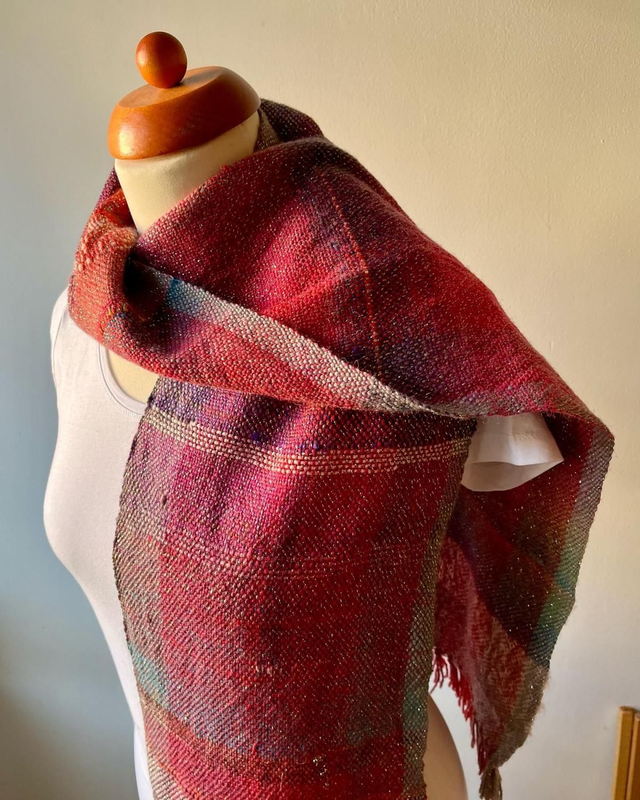 Donkerroze-rode shawl 