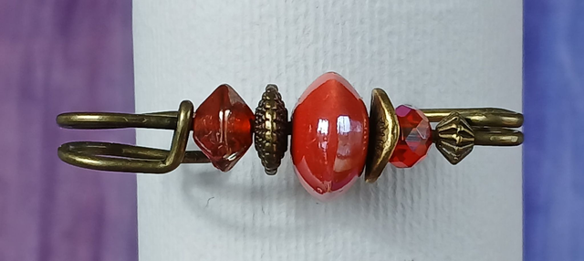 Broche rouge écarlate