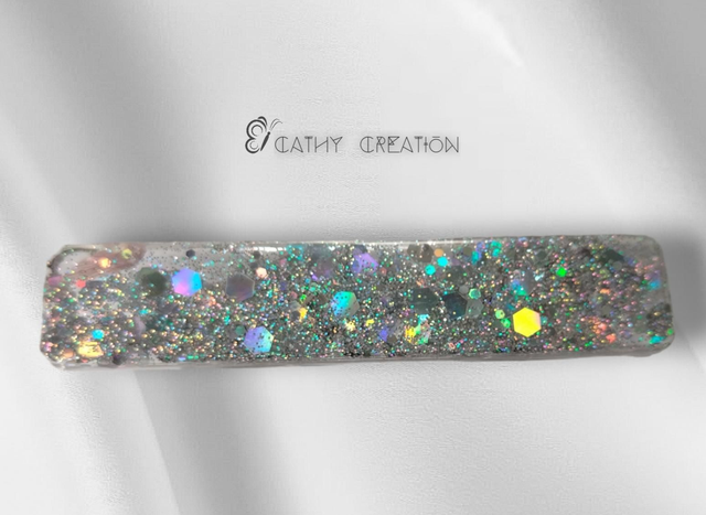 Barrette avec inclusion de paillettes 
