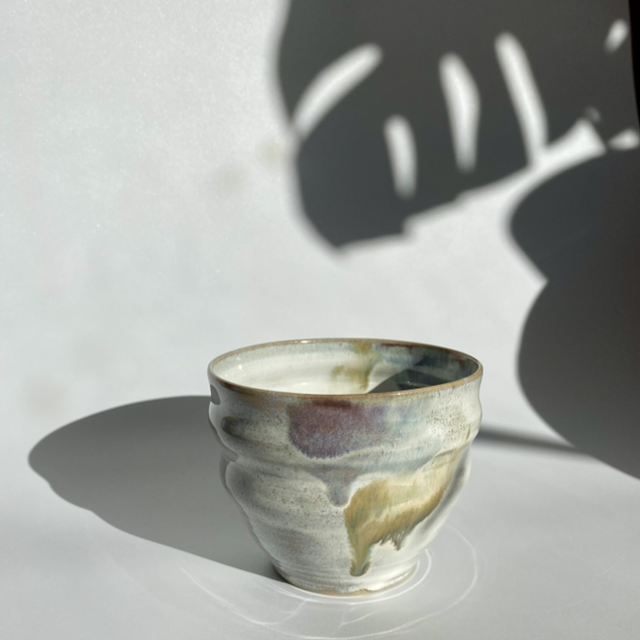 Becher creme lila braun wellig 