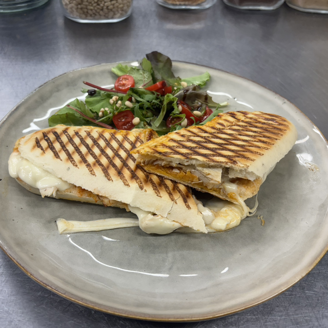 Panini kip mozarella met rode pesto