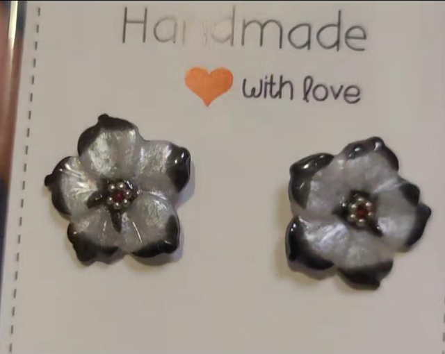Boucles-d'oreilles fleurs  grise/pointes noires billes argentées rouges