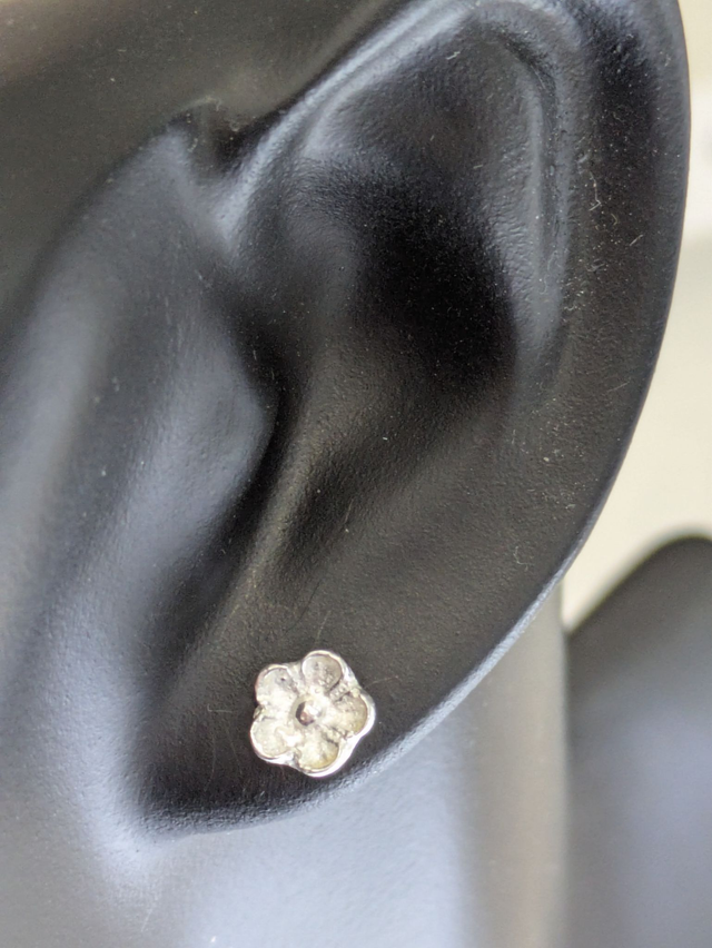 Medium Pretty Flower Earrings