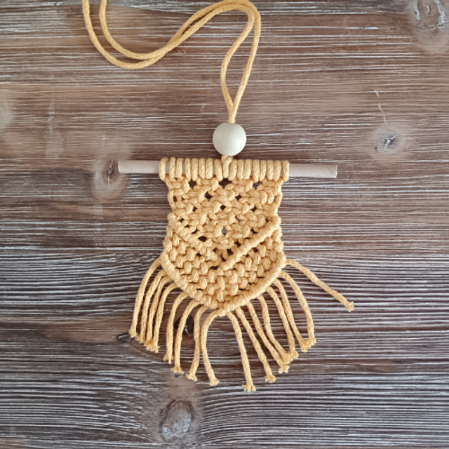 Diffuseur d'huile essentielle en macramé jaune pour voiture