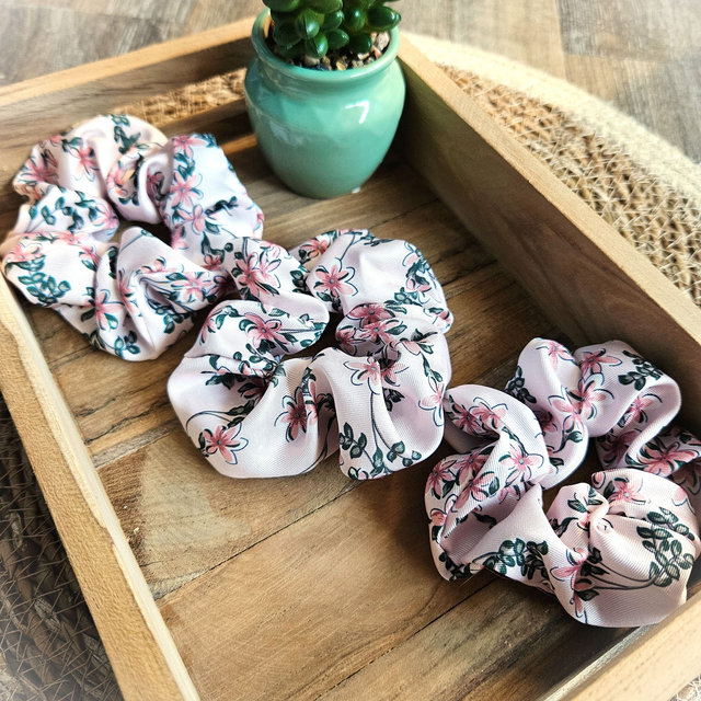 Chouchou en satin rose et petites fleurs