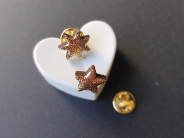 Pin’s Mini Étoiles – bois &amp; paillettes or
