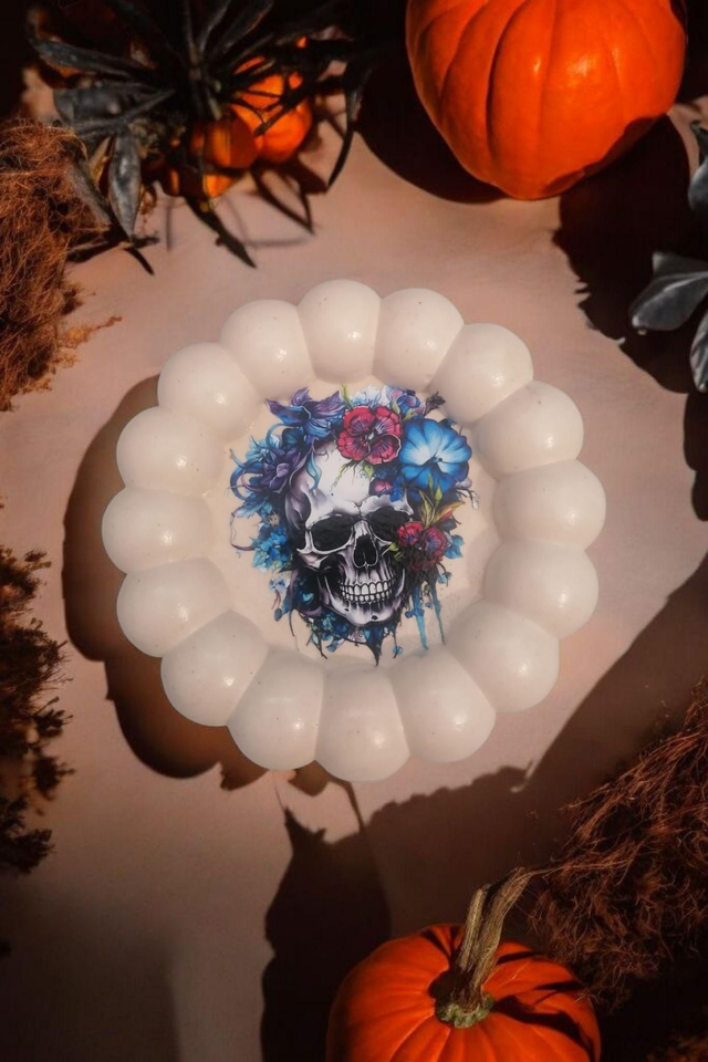 Petit plateau rond décoratif avec stickers tête de mort fleuris