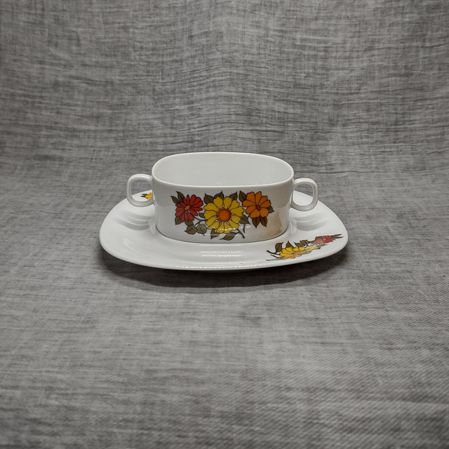 Suisse Langenthal | Soepkom met losse schotel vierkant van vorm in witte kleur met rood oranje en geel bloemmotief | Vintage