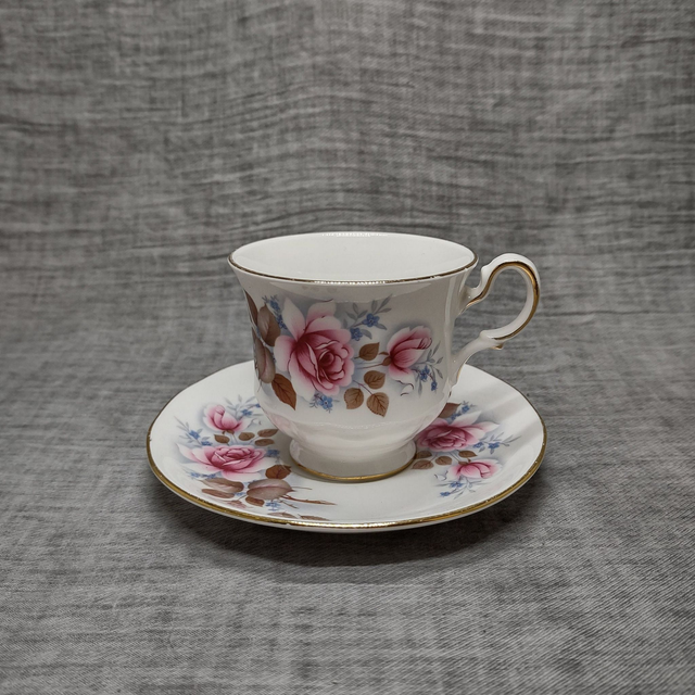 Queen Anne | Kop Patroon 8521 &#039;Pink Roses&#039; (diameter 7,5 | hoogte 7,0 cm) en Schotel (diameter 13,0 cm | hoogte 2,0 cm) Bone China | Vintage