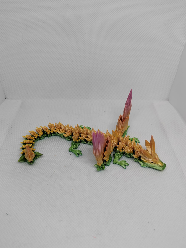 Bébé dragon cristal avec des ailes