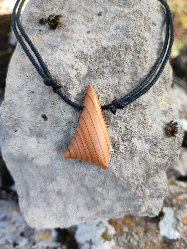 Pendentif en Bois de Cèdre Rouge