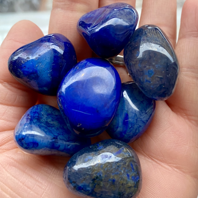 Blaugefärbter Achat