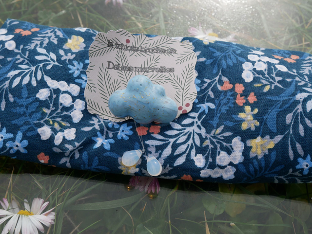 La tchiote broche nuage avec gouttes de pluie